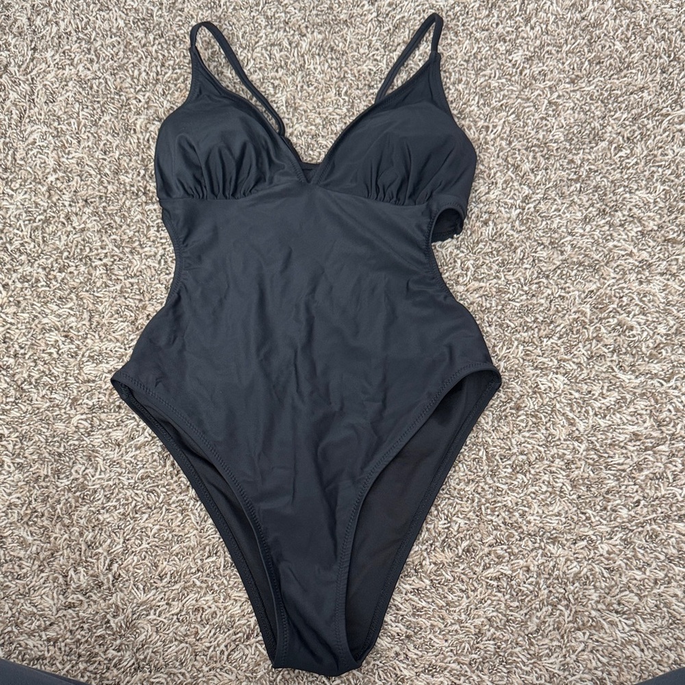 Cupshe - Black One-Piece Swimsuit - Medoim